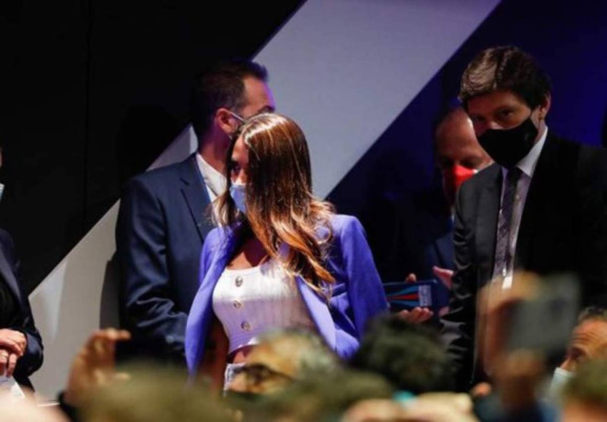 Leonardo acompañó a Antonela Roccuzzo para ubicarla en los primeros asientos.