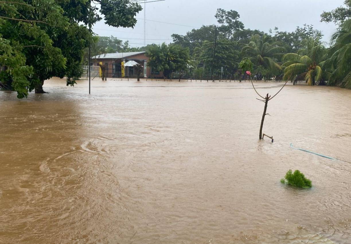 Los vecinos de ese sector dijeron que la mala construcción de una cuneta provocó esta inundación en el barrio El Tránsito. 