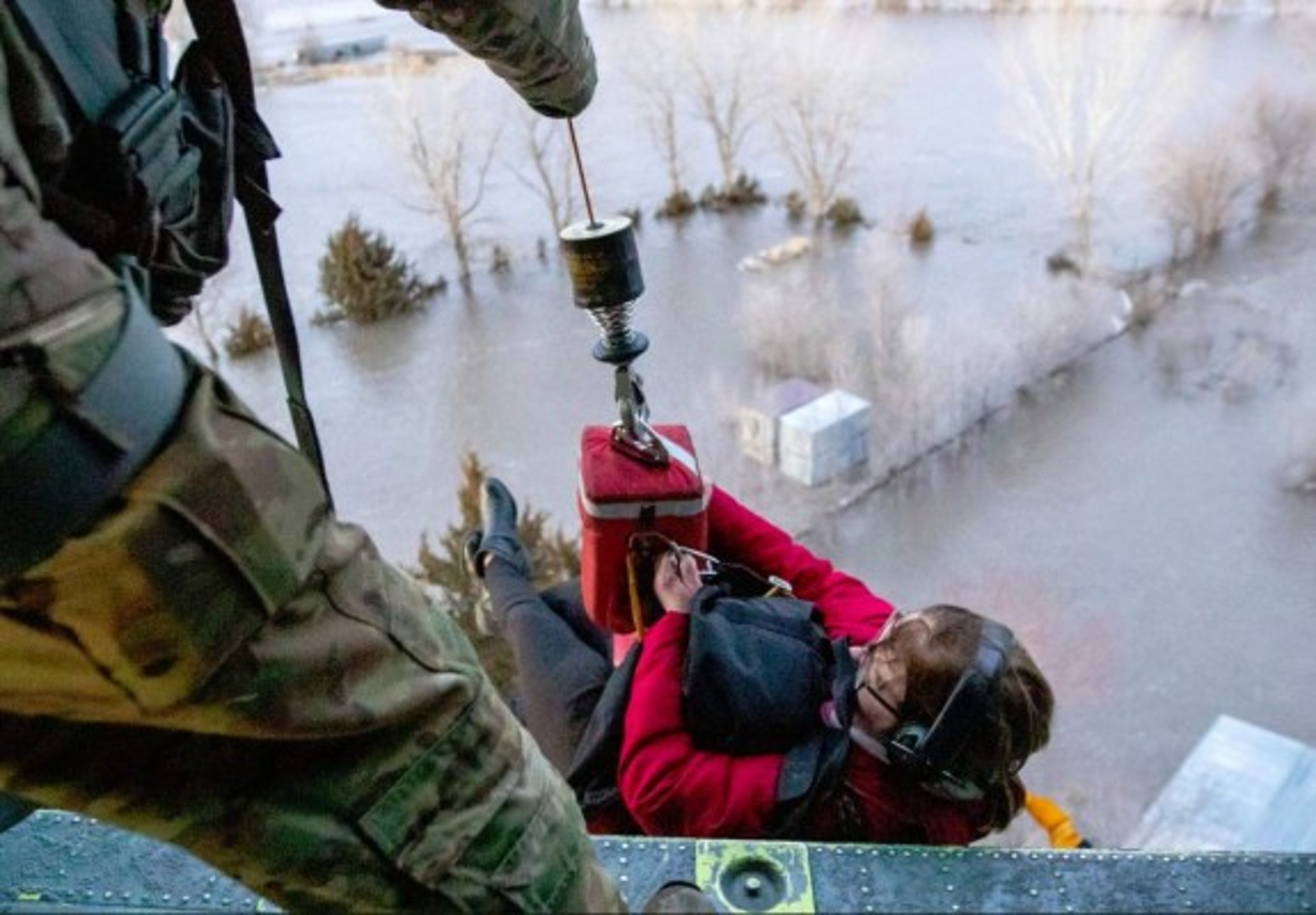 Elementos de la Guardia Nacional rescataron a cientos de personas atrapadas en sus hogares por las crecidas de las aguas. La Cruz Roja de Estados Unidos estableció dos docenas de refugios en el estado para los damnificados.