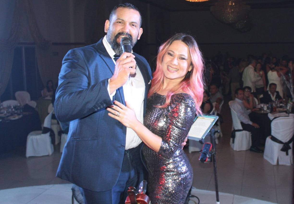 <b>JORGE TORRES &amp; WENDY</b><b>Este viernes, el cantante con guitarra en mano tocará las mejores canciones para cantar, bailar y celebrar en Tinto Fine Wine &amp; Spirits, ubicado en Plaza Numa. El evento da inicio a las 8:00 pm y puede reservar llamando al 2504-2327 y al 3257-0925.</b>