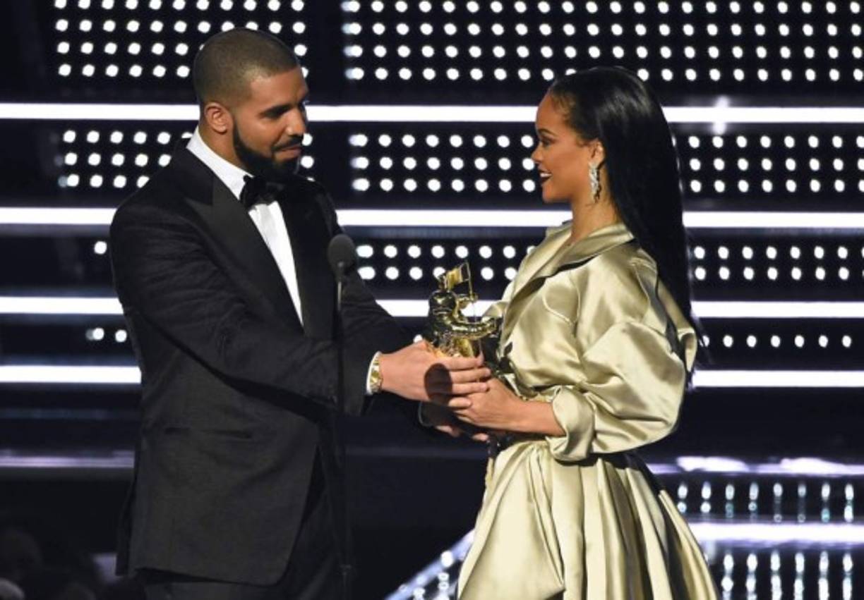 3. Rihanna rechaza el amor de Drake.<br/>Rihanna y Drake protagonizaron uno de los momentos más comentados de los MTV Video Music Awards.<br/>Y es que el rapero, quien fue elegido por la cadena para entregar un premio a la trayectoria de la cantante, aprovechó el momento para confesar públicamente su amor por ella; sin embargo, la chica originaria de Barbados optó por cambiar de tema.