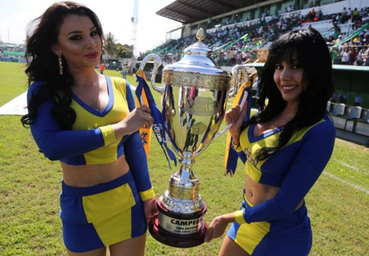 Una lindura de Copa y cargada por dos hermosas chicas.