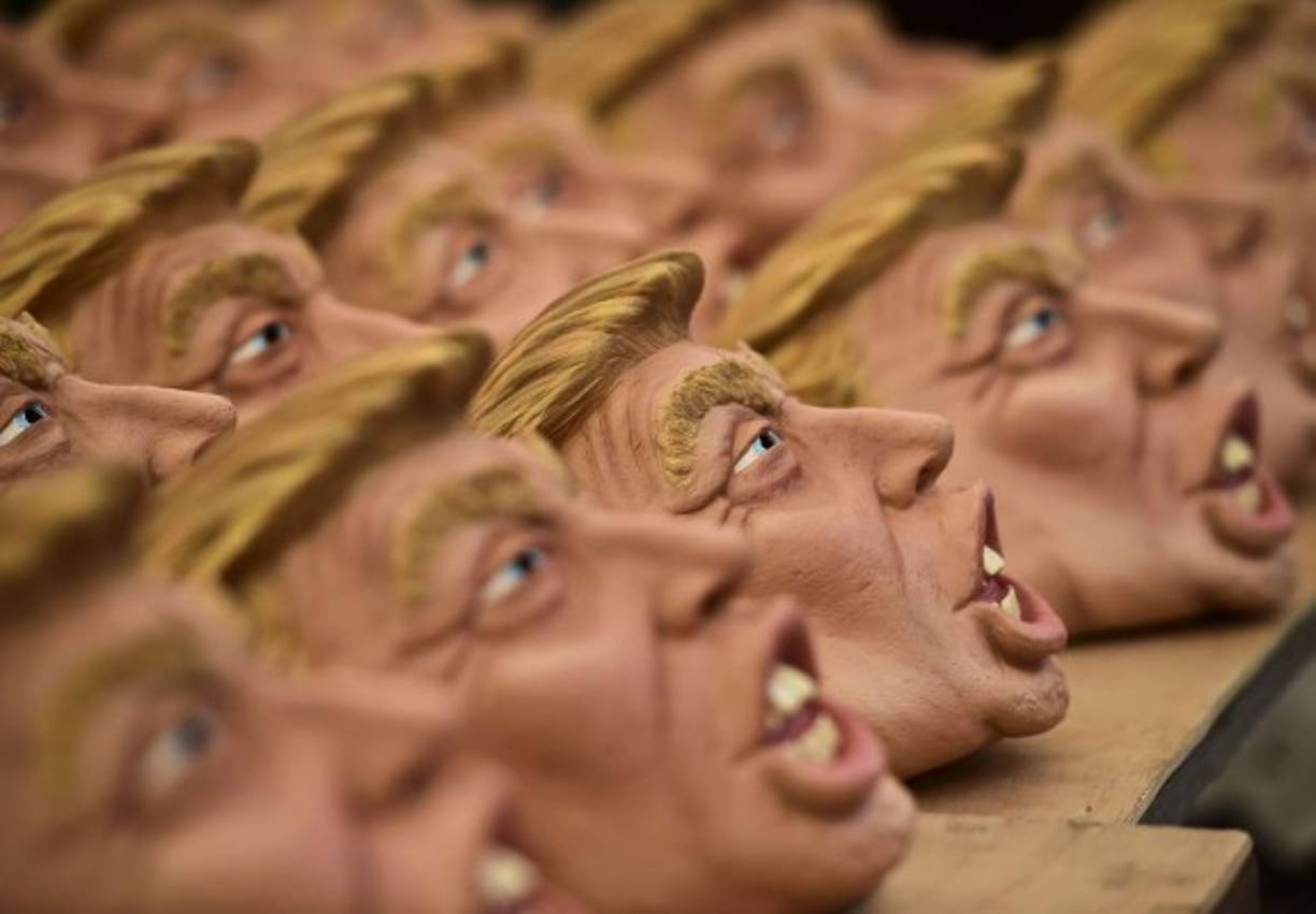 La máscara de Trump está siendo éxito arrollador para la fiesta de Halloween.