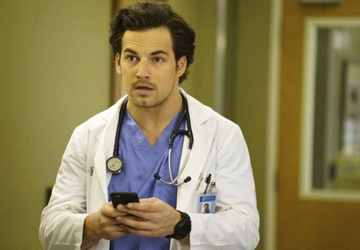 'Realmente es lo más difícil memorizar los términos, muchas veces tengo que buscar en Internet qué significa y cómo pronunciarlo. Qué partes del cuerpo involucra y qué procedimientos conlleva. Necesito saber todo eso para realmente conectar con la escena', contó Giacomo Gianniotti, quien interpreta al doctor Andrew DeLuca.