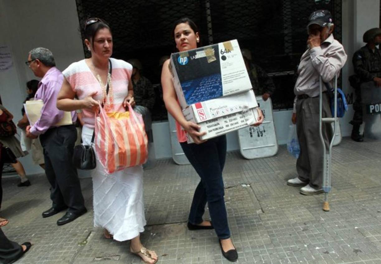 Entre los empleados cesanteados de la Dirección Ejecutiva de Ingresos se encuentran madres solteras.