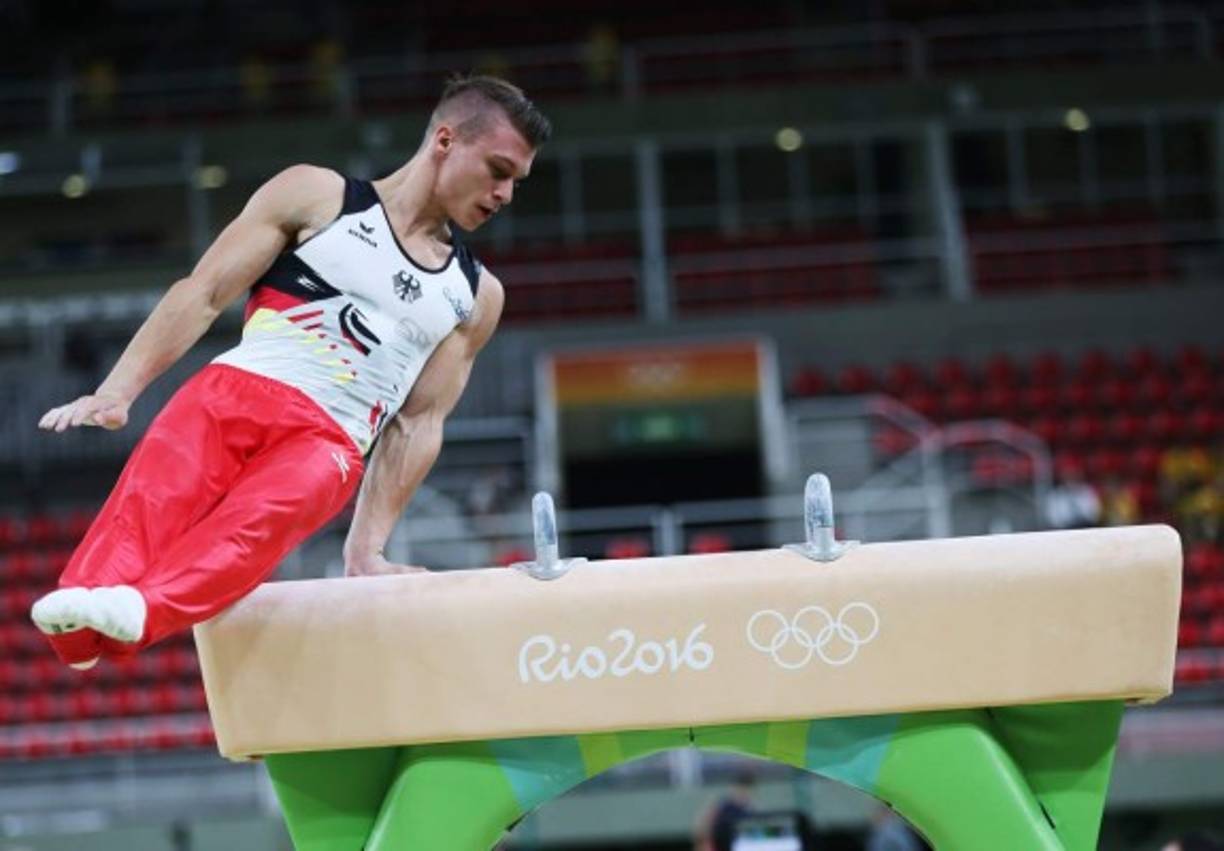 ERF203. Klingenthal (Germany), 02/10/2016.- Switzerland's Simon Ammann in action during the Ski Jumping Summer Grand Prix at the Vogtland Arena in Klingenthal, Germany, 02 October 2016. (Alemania) EFE/EPA/HENDRIK SCHMIDT