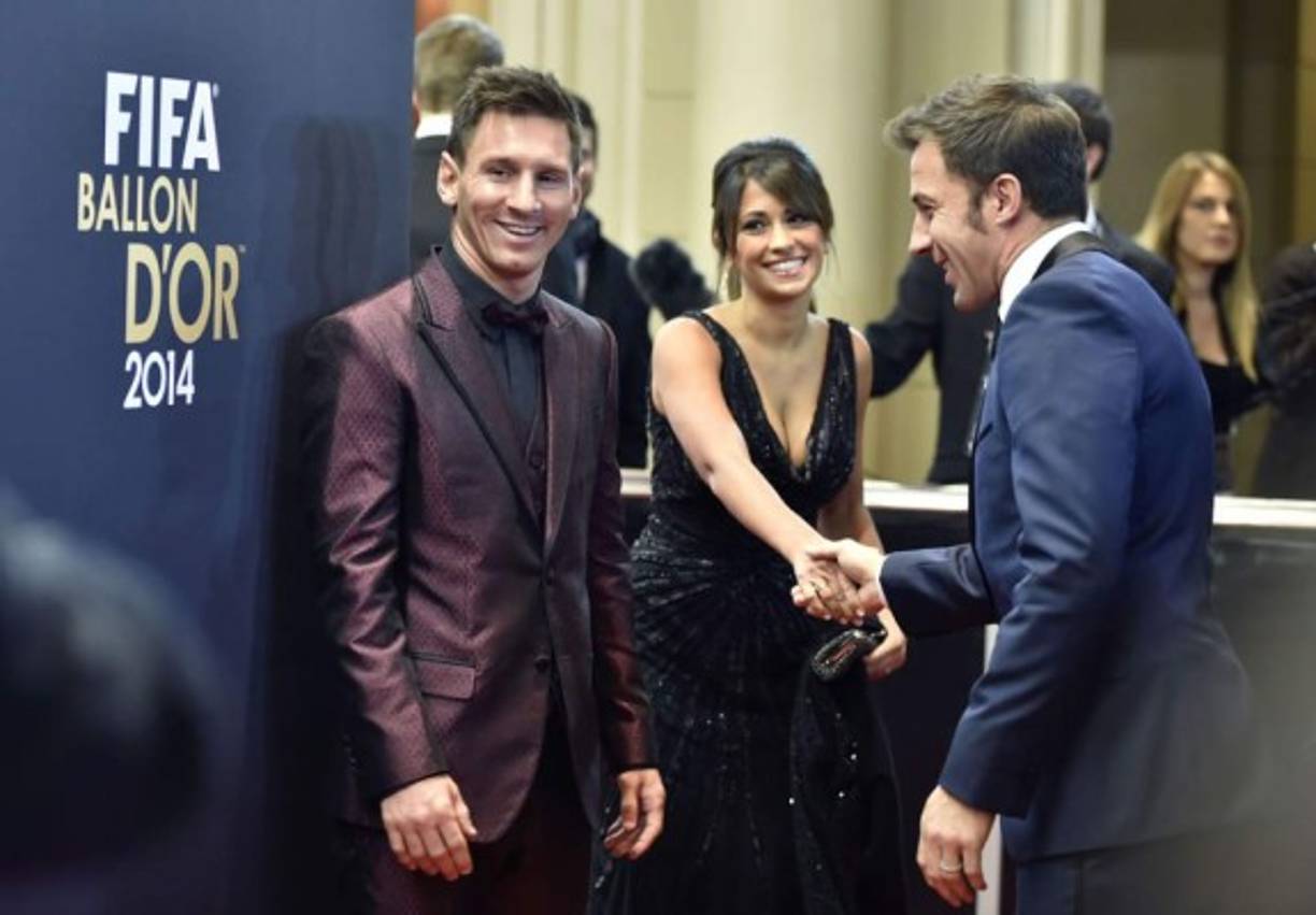 Antonella y Messi bien sonrientes en la alfombra del Balón de Oro 2014.