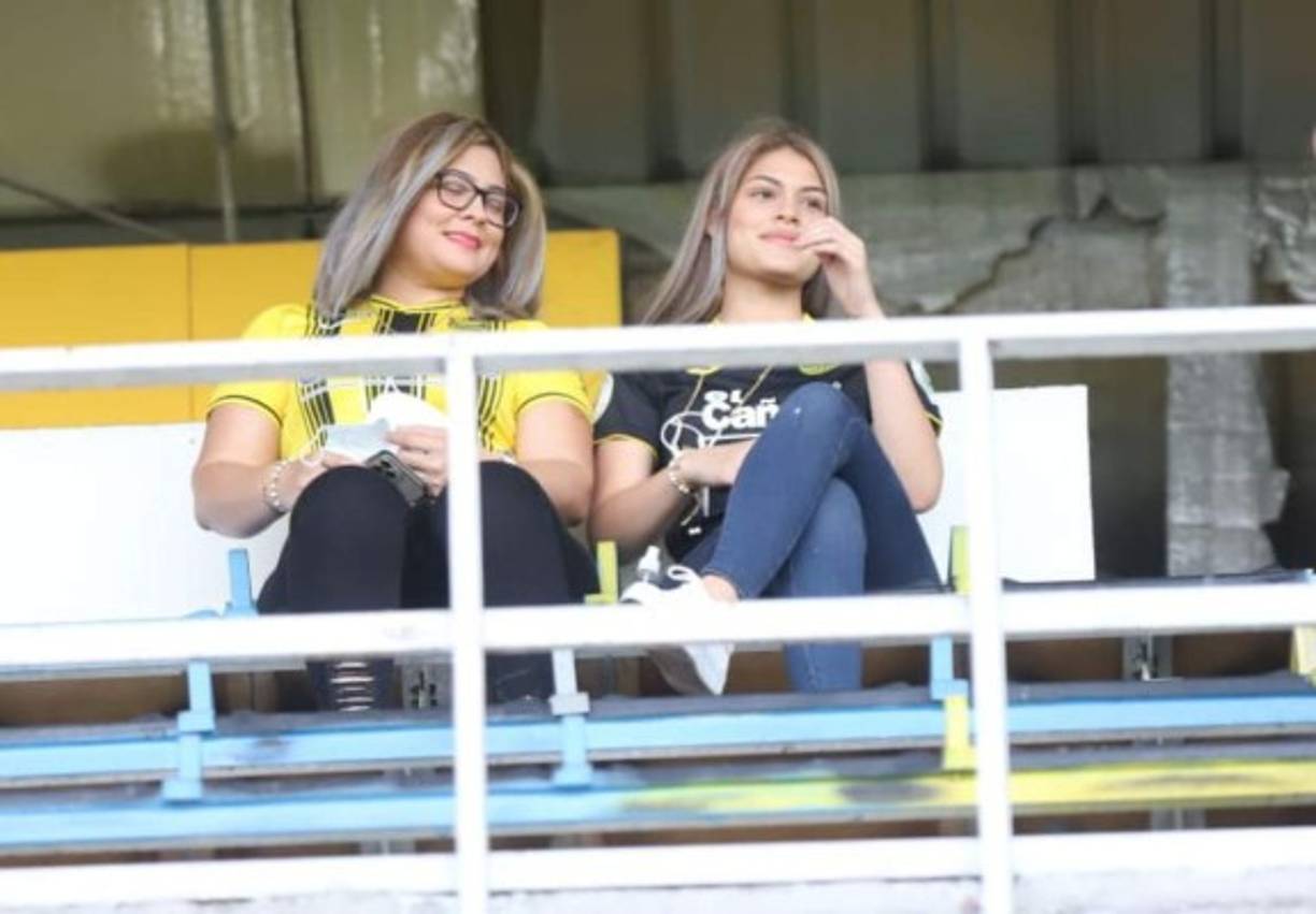En el sector de palcos pudimos captar a estas bellas chicas que lucieron con orgullo la camiseta del Real España.