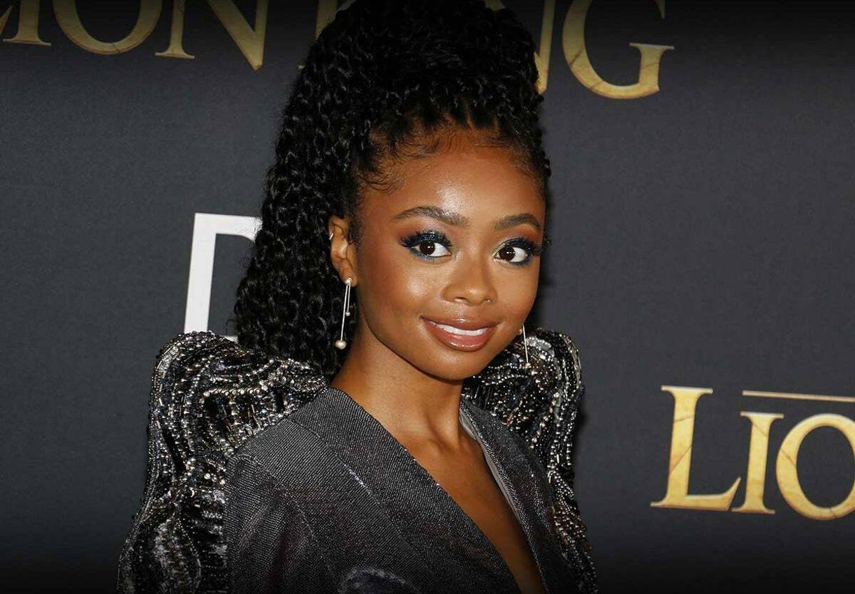 Skai Jackson, nació en EUA, pero de ascendencia hondureña. Es conocida principalmente por su papel en “Jessie”, serie aclamada de Disney Channel, donde hizo el papel de Zuri Ross. La joven de 21 años ha participado en películas y series de la talla de: “Pitufos”, “Sheroes”, “Sex Appeal”, “Descendientes 3”, “Dragones, equipo de rescate”, y más. 