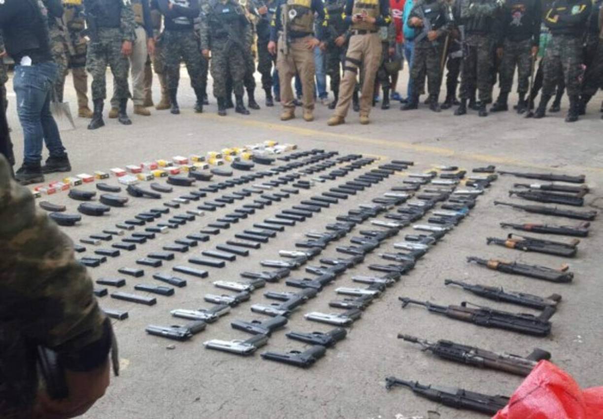 Las autoridades hondureñas decomisaron 11 fusiles AK-47, cuatro granadas, 57 pistolas y más de tres millones de lempiras donde estuvieron detenidos miembros de la pandilla Mara Salvatrucha (MS-13), en la cárcel de San Pedro Sula.