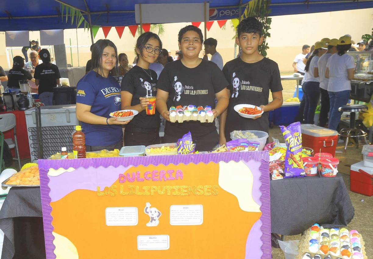 Todo un mundo de colores y dulces sabores ofrecieron estos jovencitos de octavo grado, quienes se autodenominaron “Los Liliputienses”.