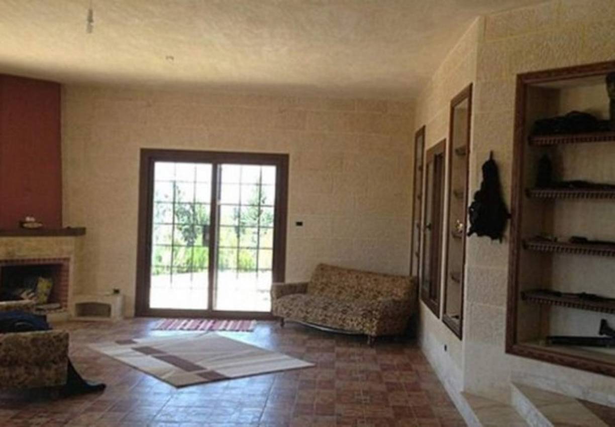 Finos muebles y telas adornan las habitaciones de los terroristas.