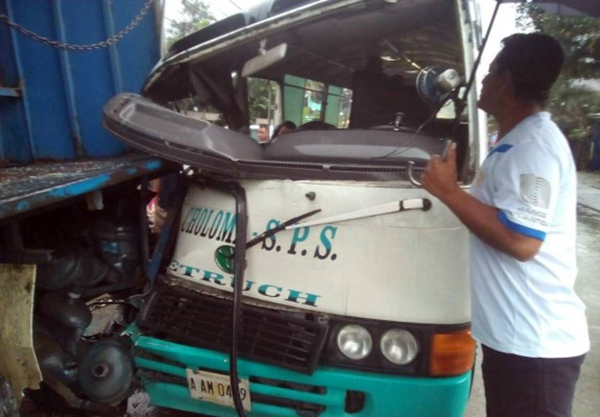 En el accidente participaron un vehículo tipo bus, marca Toyota, modelo Coaster, color blanco, placas AAM-0489, conducido por el señor Oscar Octavio Miranda Sarmiento y un vehículo tipo camión, marca Isuzu, color azul y conducido por el señor Orfis Francisco Montes Alvárez.<br/>
