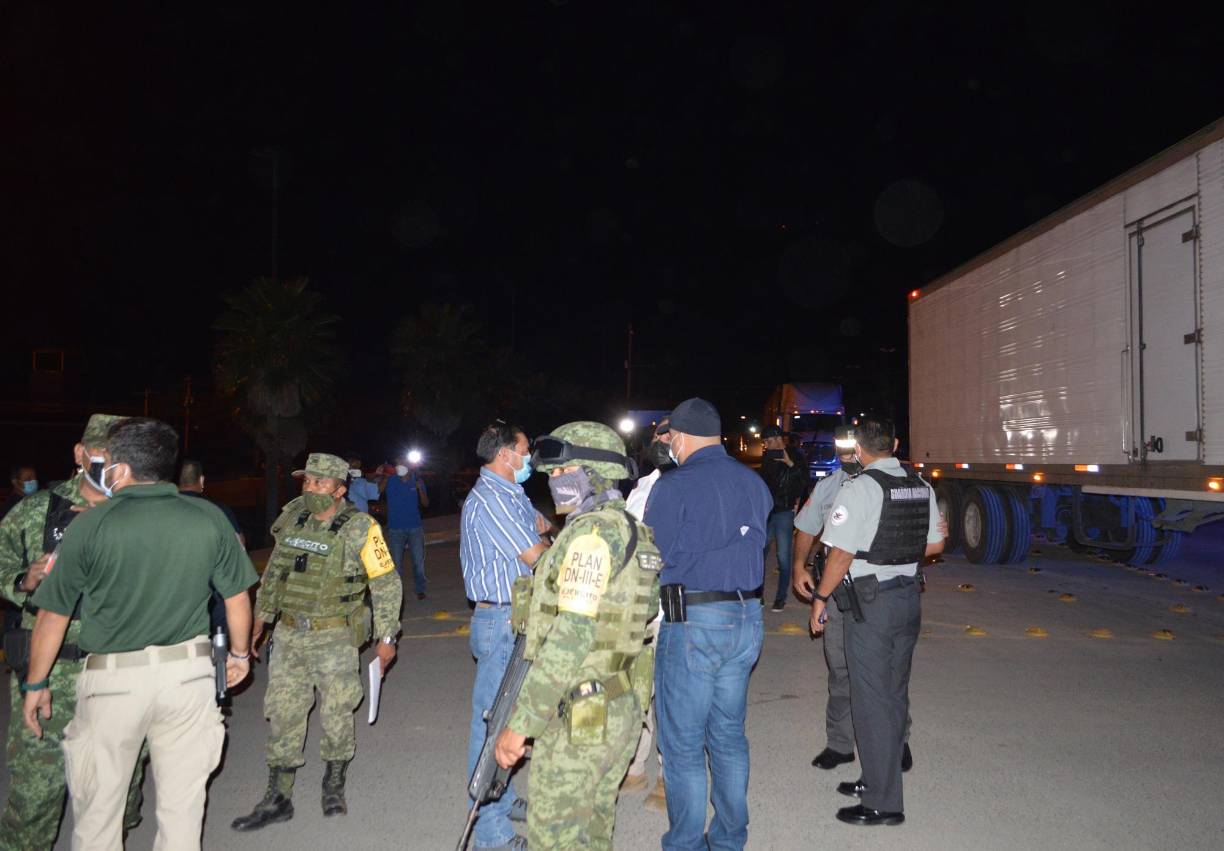 Mientras que los vehículos fueron trasladados al Complejo de la Secretaría de Seguridad Pública de Tamaulipas en Ciudad Victoria, para que autoridades del Instituto Nacional de Migración (INM) y de la Fiscalía General de la República (FGR) puedan llevar a cabo la contabilización de los migrantes.