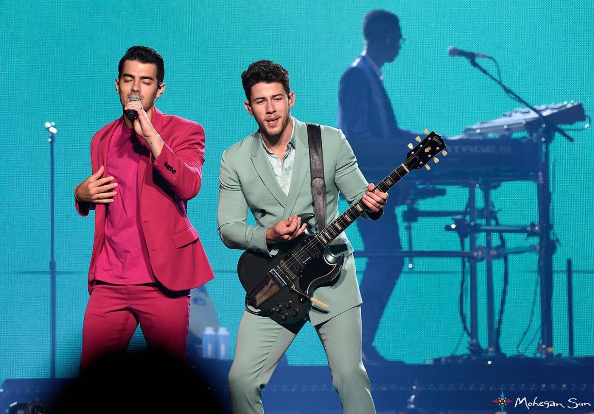 En una primera toma del spot, Joe Jonas comenzó a leer su cartel en voz alta, pero fue silenciado rápidamente por Nick. Para el segundo intento, los hermanos mostraron el siguiente mensaje. “Disculpa las molestias. Estamos preparando una película de Navidad que se estrenará en esta temporada de fiestas”.