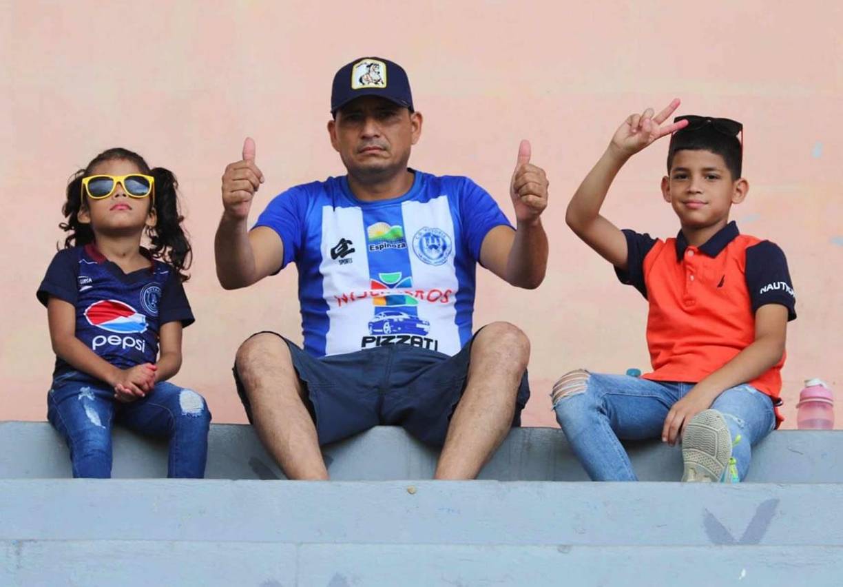 Este padre orgullo del Victoria y con su hija aficionada del Motagua. La familia...