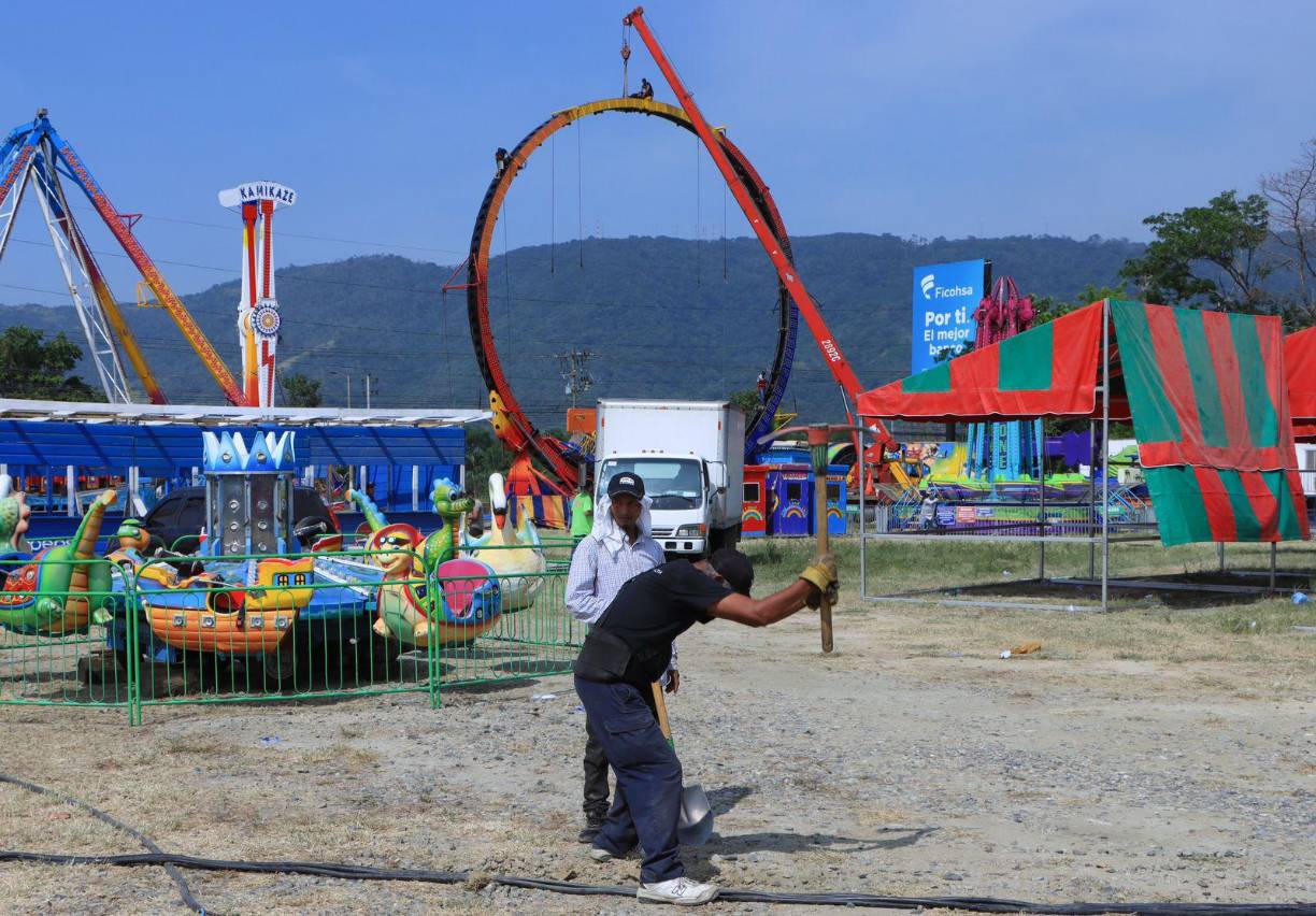 Los encargados del parque de diversiones trabajan arduamente para que en la fecha estipulada los sampedranos comiencen a disfrutar. 