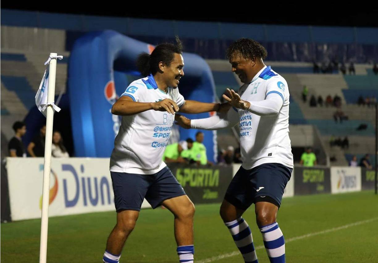 ‘Rambo’ de León tiró los pasos prohibidos bailando al ritmo de punta junto a Carlos Pavón.