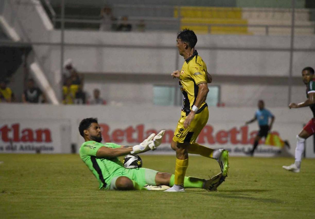 El delantero paraguayo incluso tuvo para marcar el doblete, pero el portero panameño César Samudio lo evitó.