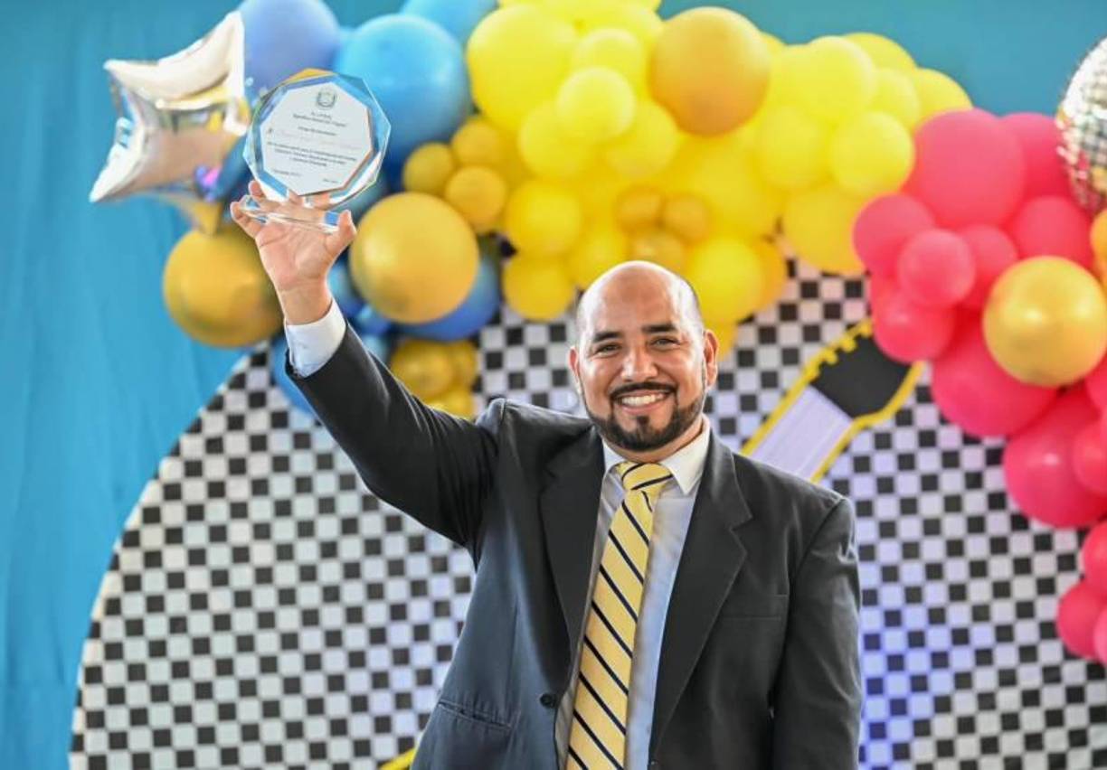 En lugar de evadir el tema, el ministro decidió responder con humor. Este martes, publicó un video de 1:25 minutos en su cuenta de Facebook, donde presentó su “Top 5” de memes favoritos. 