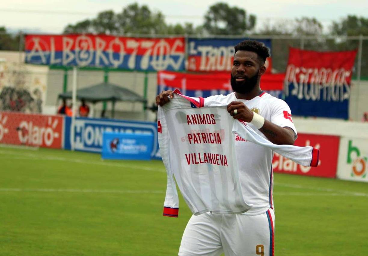 Jorge Benguché también tomó la misma camiseta para dedicar su gol.