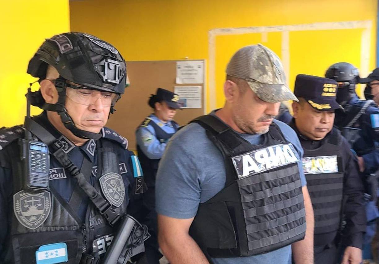 Escalante es cuñado del narcotraficante hondureño Héctor Emilio Fernández, quien fue condenado en agosto de 2019 en un tribunal federal de Nueva York a cadena perpetua por introducir 150 toneladas de cocaína en Estados Unidos y 20 toneladas de productos químicos para elaborar metanfetamina.
