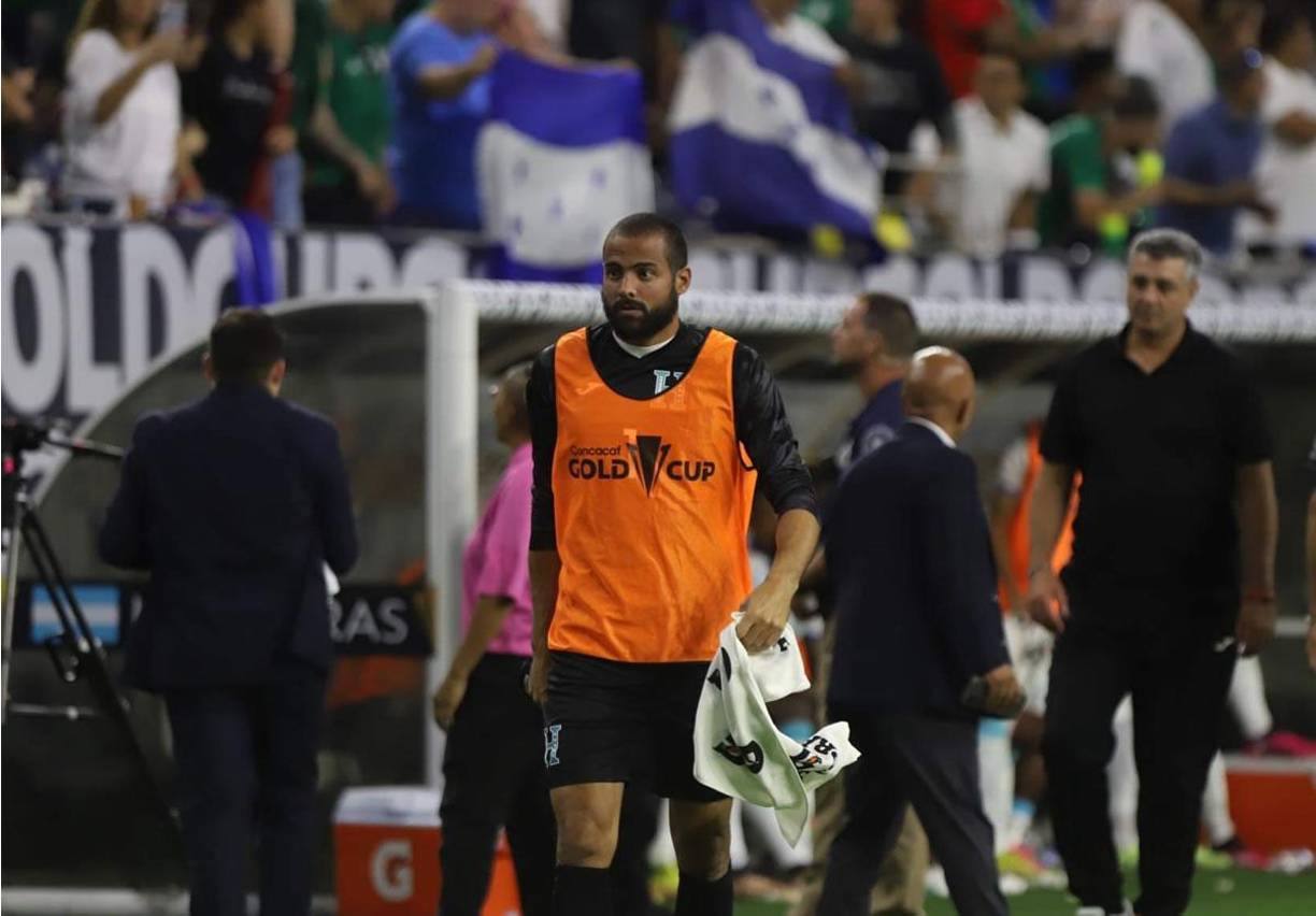 Edrick Menjívar, otro de los porteros suplentes de Honduras, caminando al vestuario al final del partido.