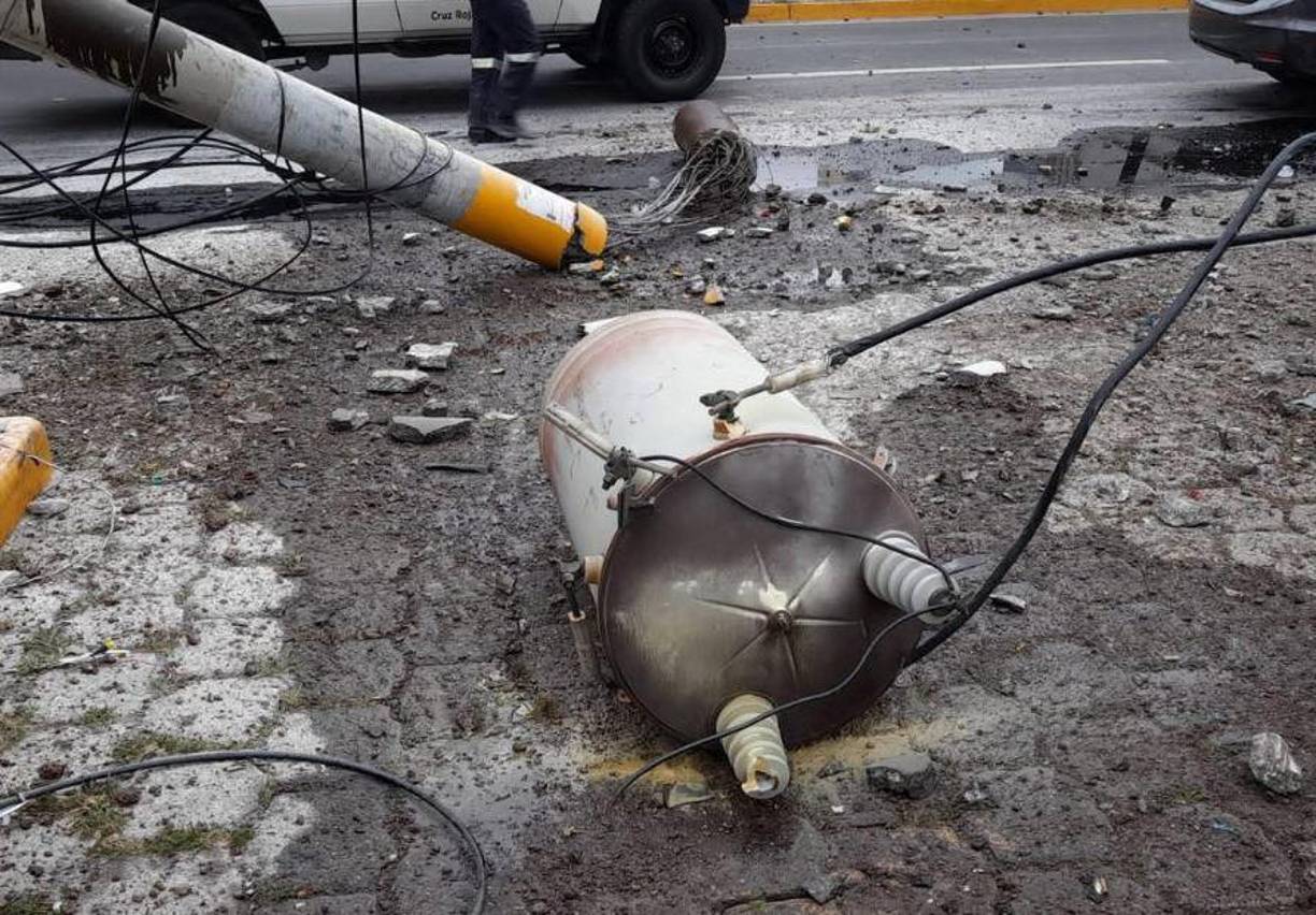 Peligrosamente, un transformador eléctrico quedó tirado junto cables sobre el asfalto en área del percance. 
