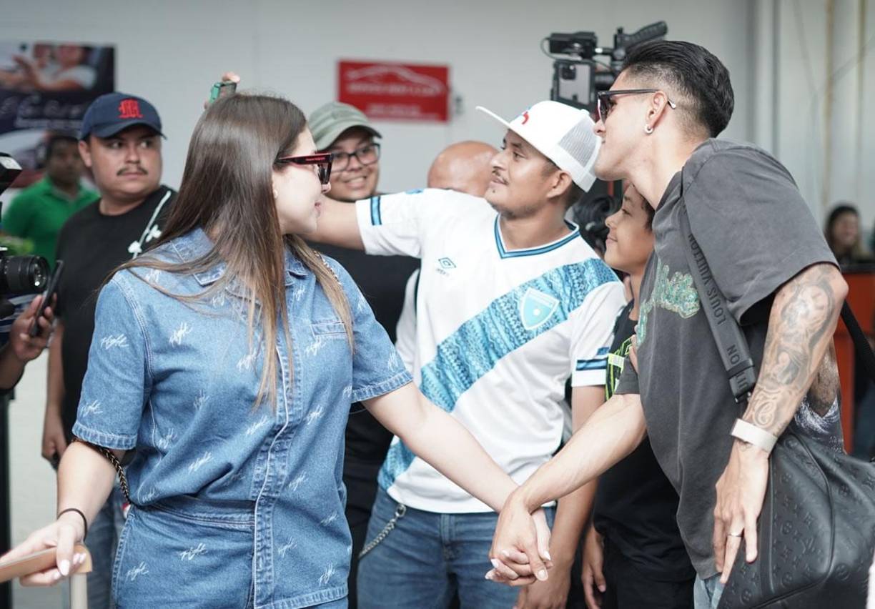 ‘El Bicho’ Palma también se tomó fotos con aficionados en el aeropuerto sampedrano.