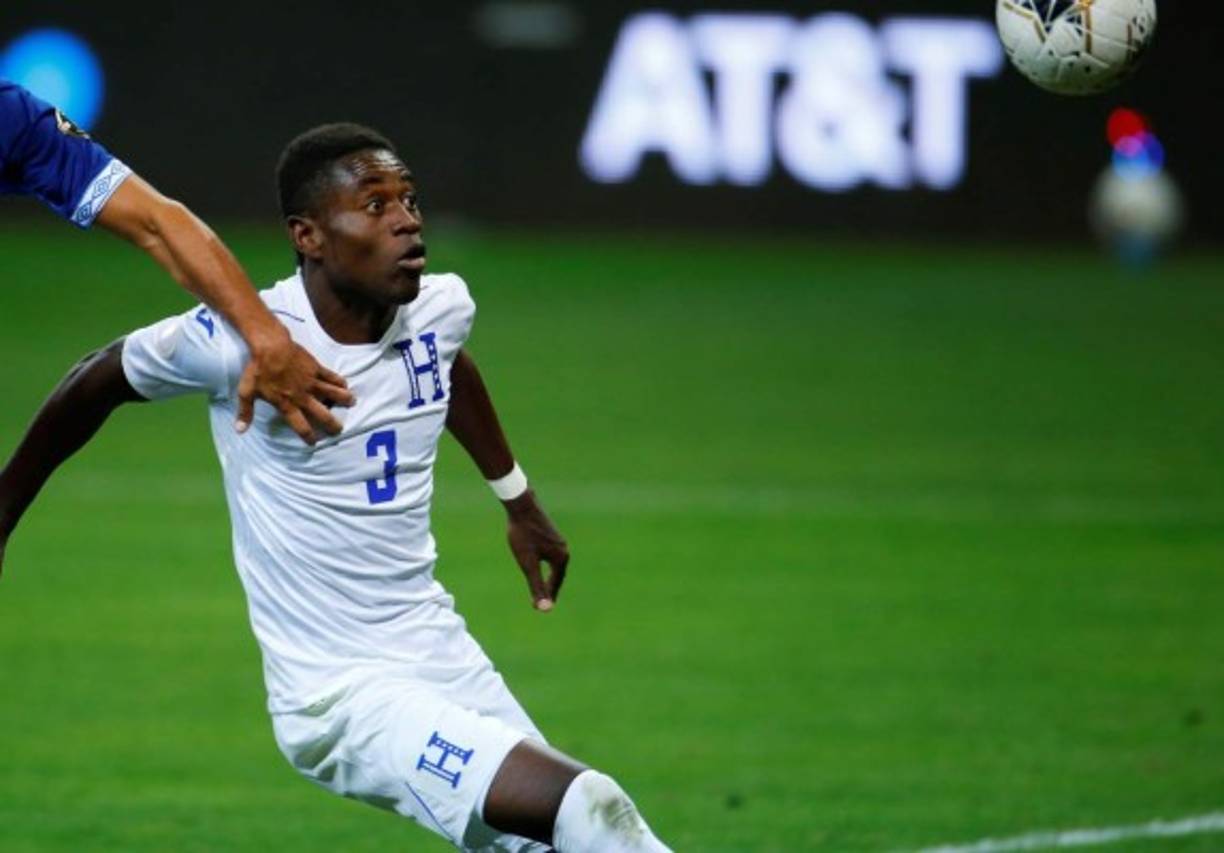 AME4722. GUADALAJARA (MÉXICO), 22/03/2021.- El jugador Marvin Márquez (i) de El Salvador disputa el balón con Wesly Decas (d) de Honduras hoy durante un partido del torneo de la Clasificatoria Olímpica Masculina de CONCACAF de fútbol, celebrado en el estadio Akron, en Guadalajara, Jalisco (México). EFE/Francisco Guasco<br/>