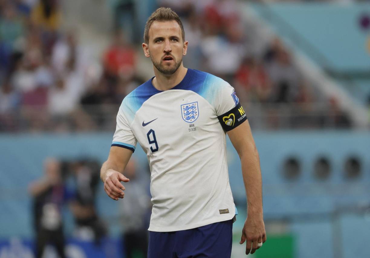 Desafiando a la FIFA: Harry Kane, capitán de Inglaterra, no pudo portar el brazalete de ‘One Love’, pero portó el brazalete con el eslogan ‘No Discrimination’. 