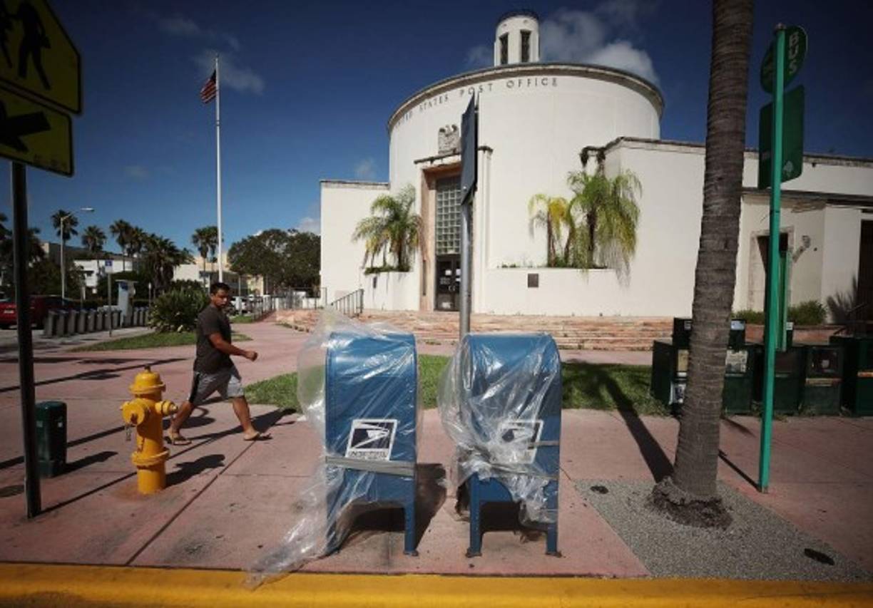 Miles de turistas fueron evacuados de los hoteles ubicados en zonas en riesgo de inundación, dejando las calles de esta metrópoli estadounidense casi desérticas.