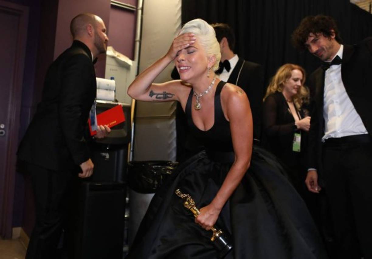 Lady Gaga no pudo ocultar su gran emoción al recibir su primer premio Oscar como mejor canción original: 'Shallow', de la película 'Nace una estrella'.