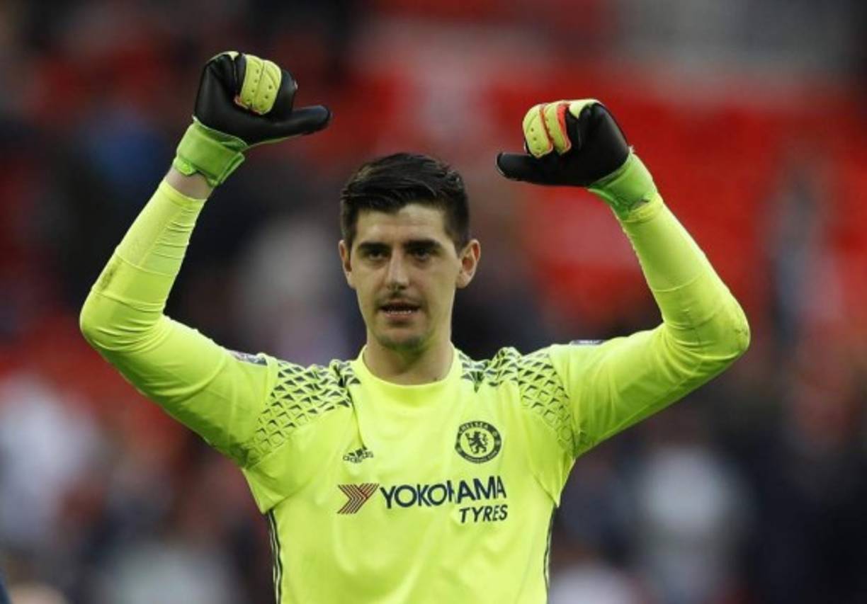 Courtois: Para frenar las intenciones de otros equipos de hacerse con el portero belga, el Chelsea ya prepara una oferta para asegurar la continuidad del meta que, por otro lado, tiene contrato hasta 2019. Los blues le van a ofrecer una mejora sustancial en los 140.000 euros que ya cobra a la semana, según publica Daily Mail.
