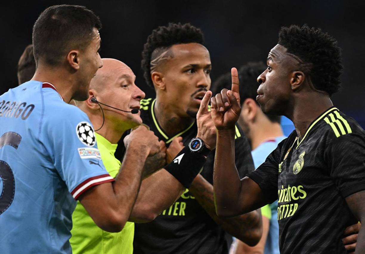 Vinicius discutiendo con el árbitro del partido y el español Rodri del Manchester City.