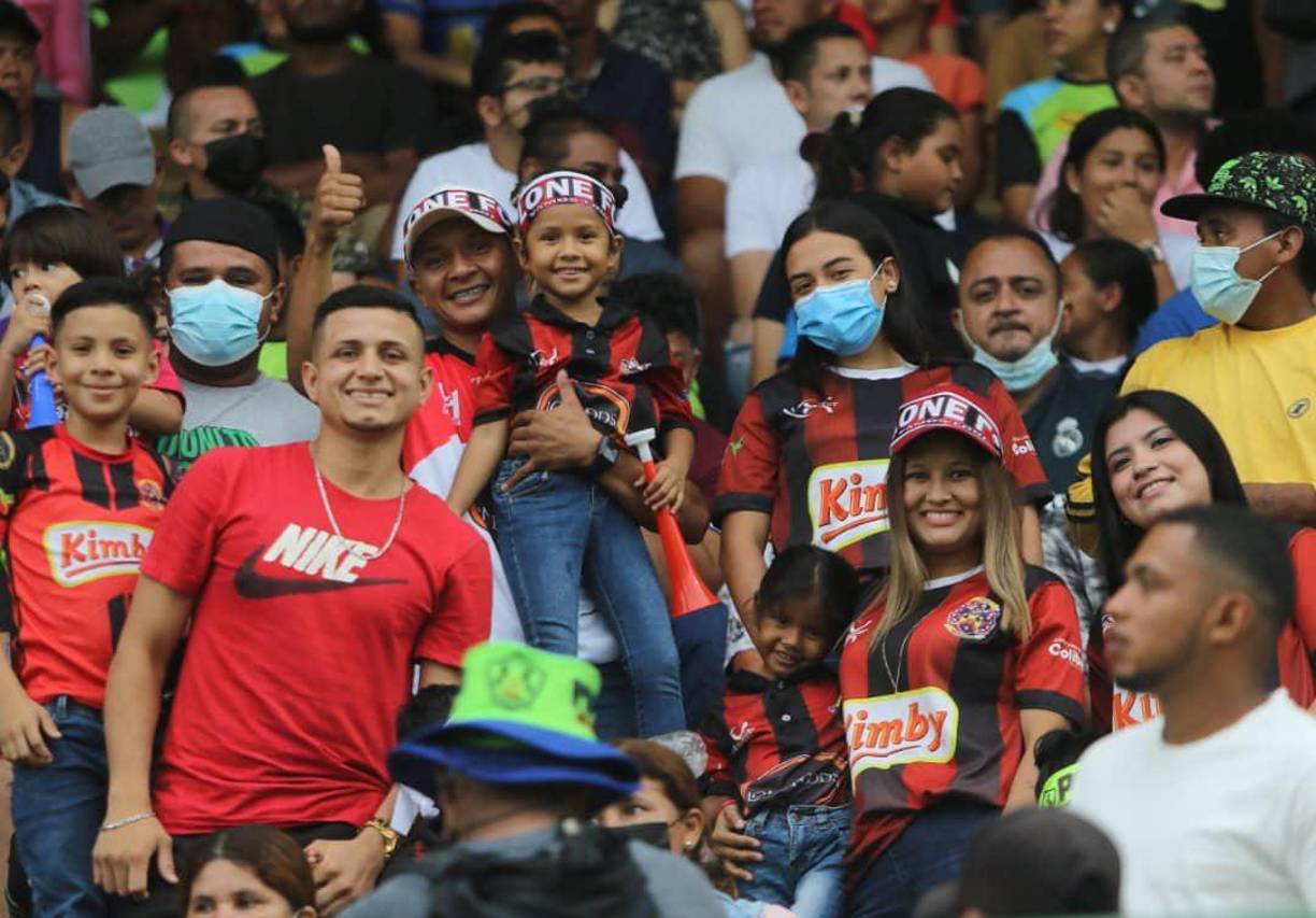 La afición del Lone FC también llegó al estadio Juan Ramón Brevé.