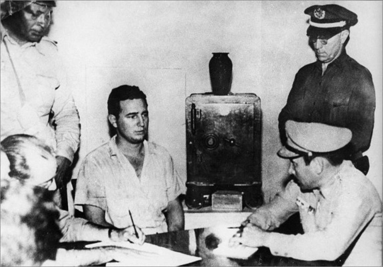 Fidel Castro detenido en julio de 1953 tras el fracaso del asalto al cuartel Moncada. Fue sentenciado a 15 años de prisión, pero recibió una amnistía dos años después y se exilió en México. Foto: AFP/Getty Images