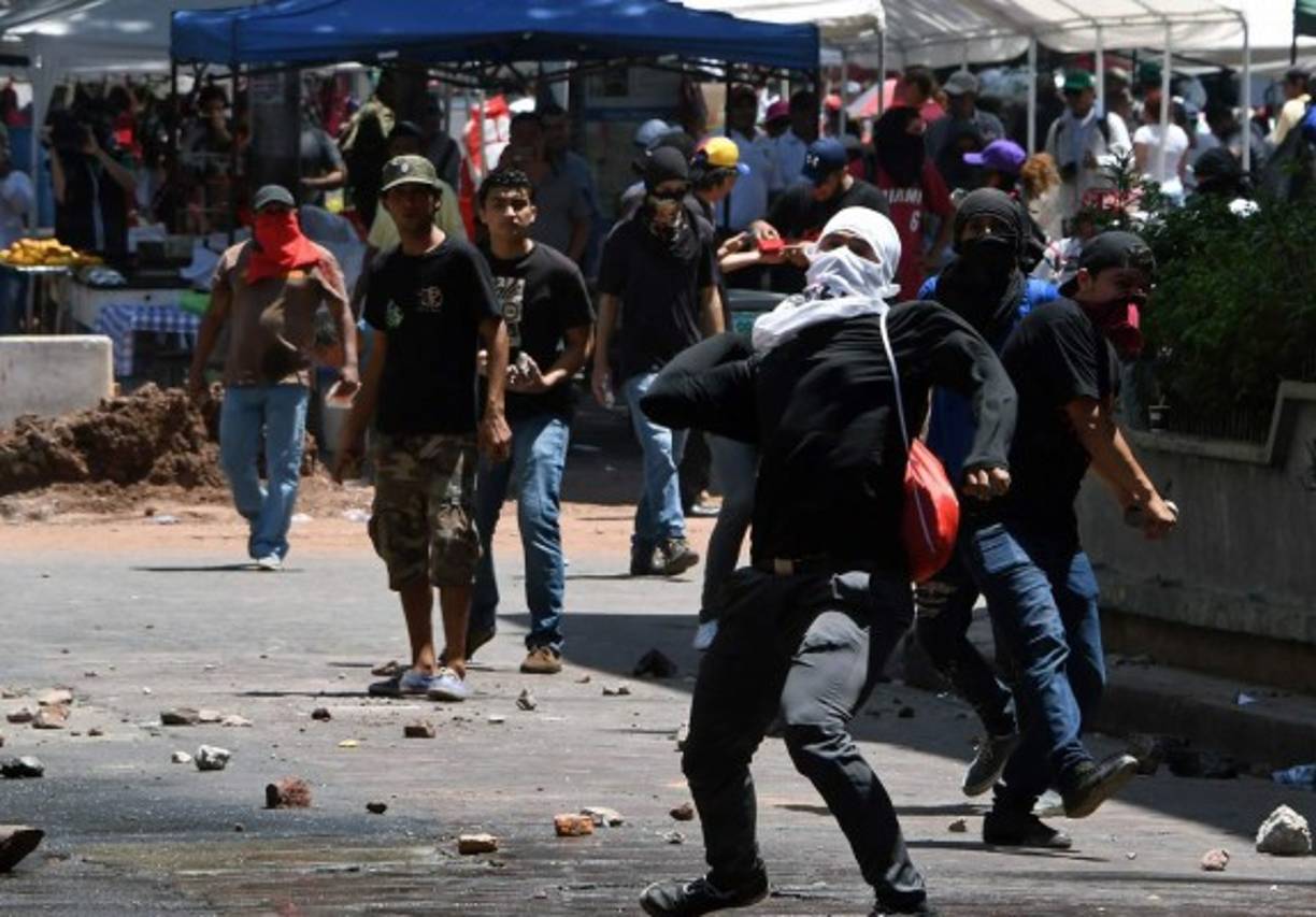 En el Paseo Liquidámbar los manifestantes quebraron los vidrios de varios negocios. AFP