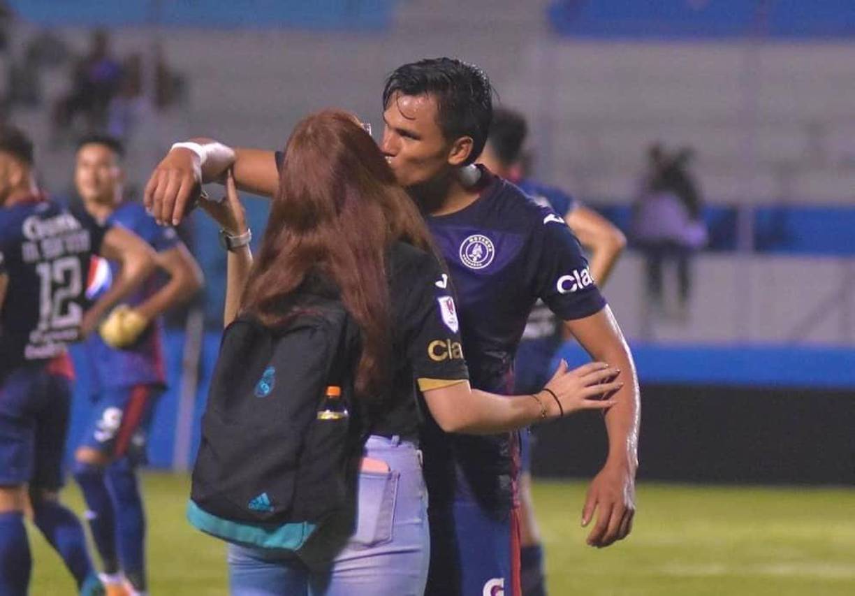 Iving Bruni le dio el “sí” a Denil Maldonado tras la propuesta de matrimonio por lo que en las próximas semanas contraerán nupcias.