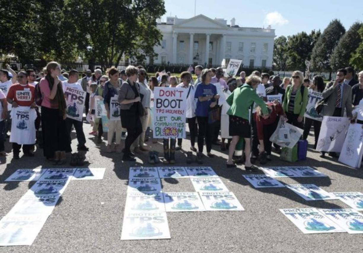 <br/>2. UNOS 440.000 BENEFICIARIOS DE 13 PAÍSES<br/><br/>En total 439.625 personas de 13 países diferentes contaban con la protección del TPS a finales de 2016, según datos facilitados hoy a Efe por el Servicio de Ciudadanía e Inmigración (USCIS).<br/><br/>El grupo más numeroso es el de El Salvador con unos 263.280 beneficiarios y cuyo permiso expira el 9 de marzo, por lo que hasta principios de enero no se producirá una decisión sobre el TPS.<br/><br/>La decisión de hoy del Gobierno impactará en unos 86.160 nacionales de Honduras y unos 5.350 originarios de Nicaragua, que recibieron el TPS tras el paso del devastador huracán Mitch.