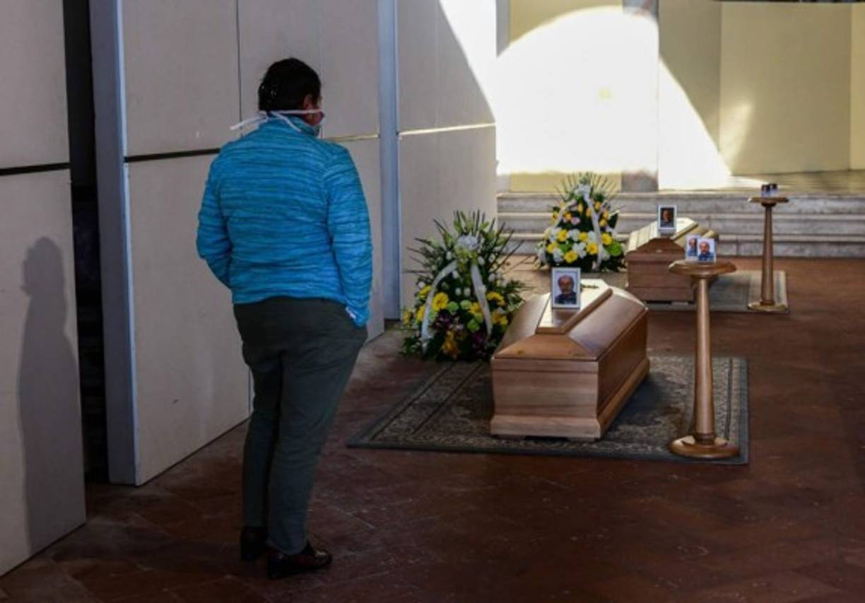 Dado que no se dan abasto en los cementerios, el Gobierno italiano ordenó incinerar los cuerpos de los fallecidos por coronavirus COVID-19. Solo una persona puede velar el ferétro, al cual no se puede acercar.