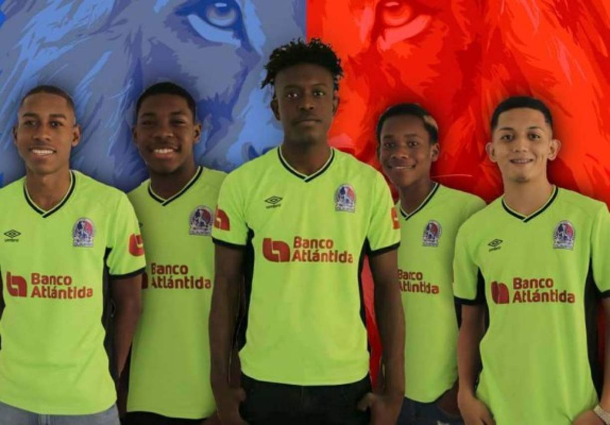 Olimpia: El Bicampeón de Honduras fichó a cinco jovénes futbolistas que llegan procedentes de La Academia Internacional de Fútbol Leones en San Pedro Sula. Los jugadores son: Alenis Vargas, Josep Yair Padilla, Darwin Quioto, Jeferson Castillo e Isai Villanueva.