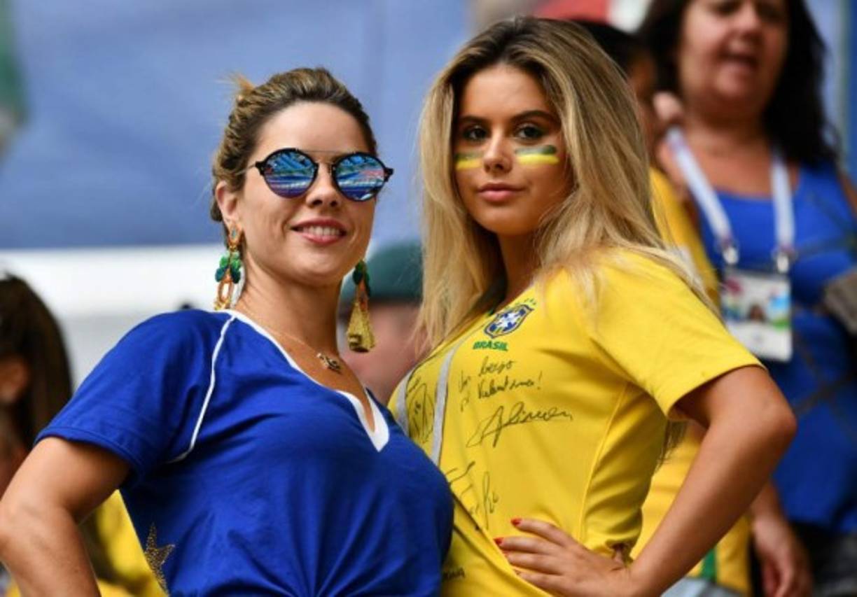 Las chicas brasileñas engalanaron las gradas del Samara Stadium. Foto AFP