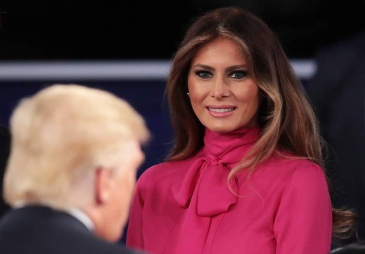 No es la primera vez que Melania desata una tormenta mediática por sus atuendos. Durante el último debate de la campaña electoral de Donald Trump, la ex modelo de origen esloveno eligió una blusa feminista de Gucci para asistir al evento.