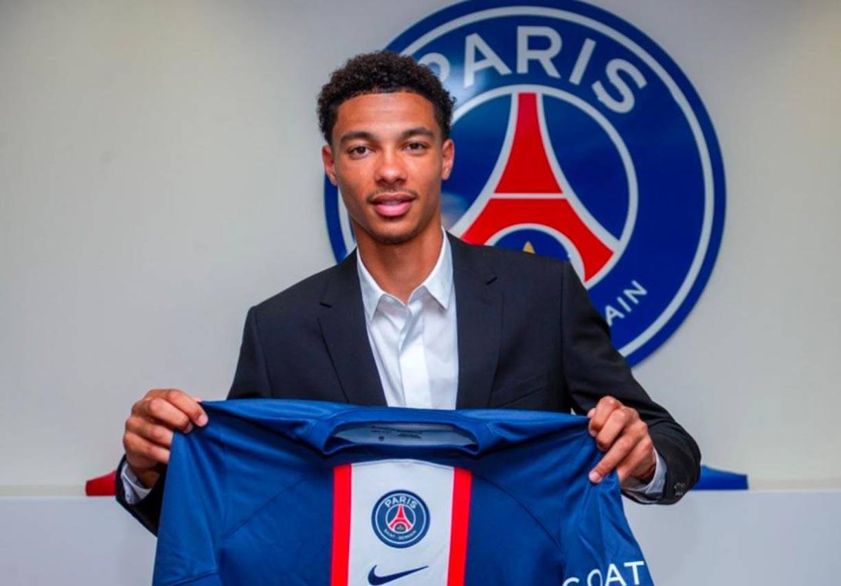 OFICIAL: El prometedor delantero francés Hugo Ekitiké (20 años) jugará la próxima temporada en la París Saint Germain cedido por el Stade de Reims. Autor de 10 goles en la temporada precedente en 24 partidos del campeonato francés, Ekitiké se une al París SG dos semanas después del anuncio del fichaje del centrocampista portugués Vitinha, la primera cara nueva del campeón francés para la próxima temporada.