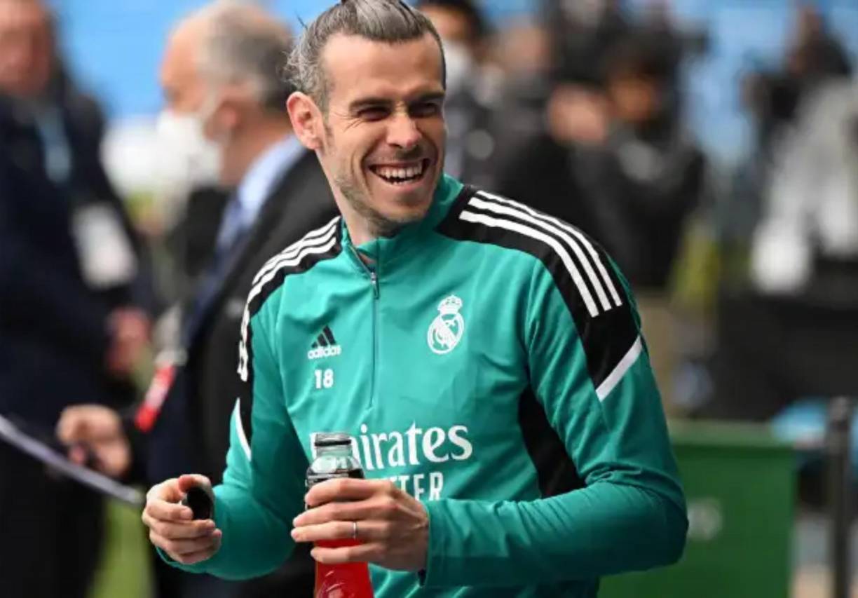 Gareth Bale termina contrato este verano con el Real Madrid y parece que tenía la intención de quedarse en la ciudad española sede del cuadro blanco, ya que reportan que su agente Jonathan Barnett se reunió con la directiva del Atlético de Madrid para ofrecerlo. Sin embargo, el secretario técnico de los colchoneros, Andrea Berta, no estuvo interesado y rechazó al jugador galés, quien hubiera llegado como agente libre a sus 32 años.