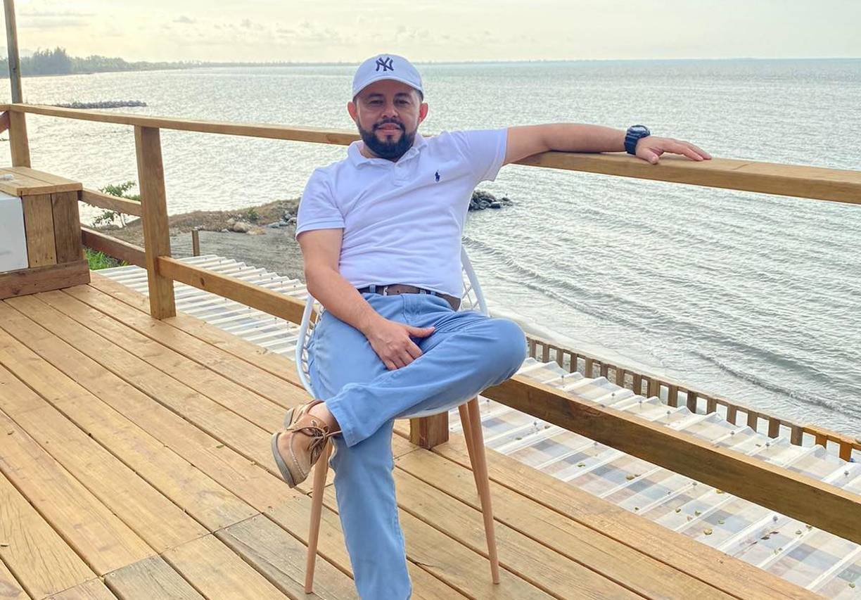 Bomberos llegaron a la escena del accidente para sacar el cuerpo sin vida desde el interior del vehículo, el cual quedó destruido. 