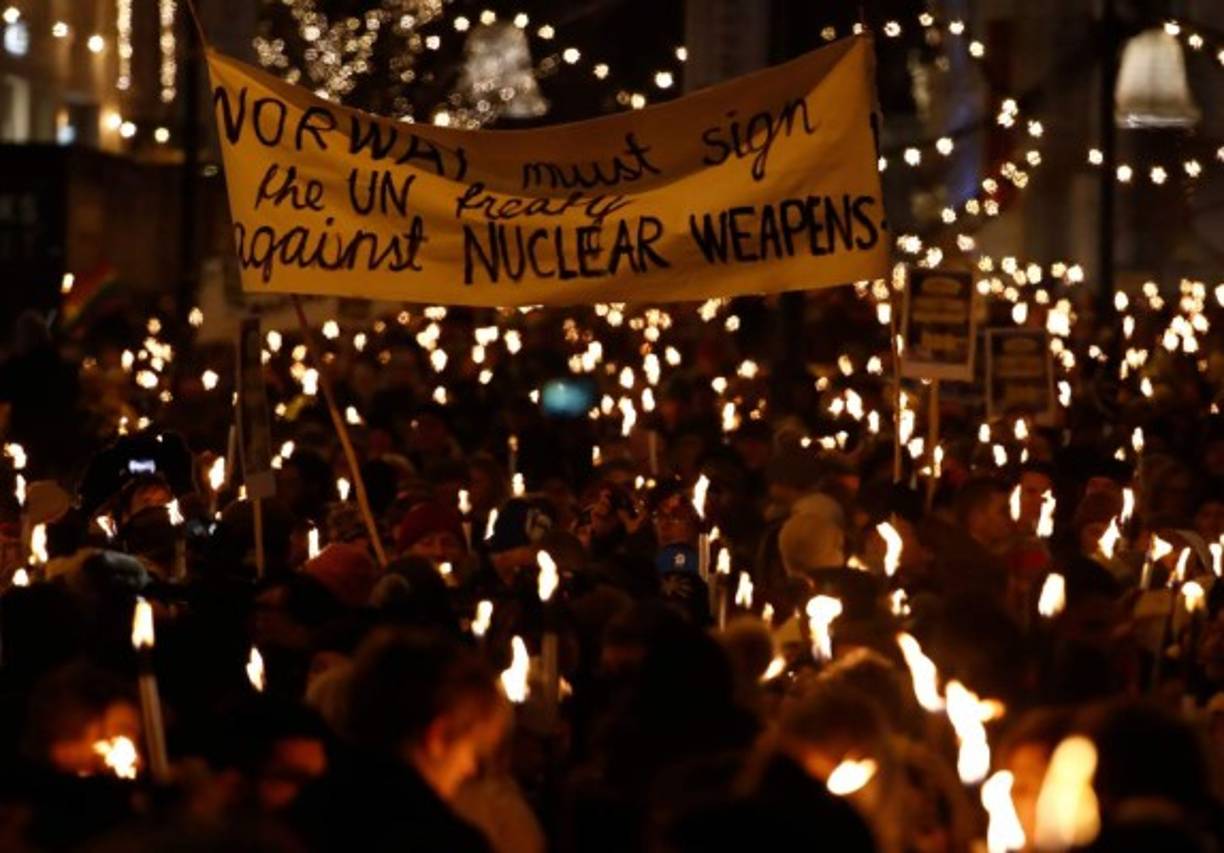 Noruega. Marcha Antinuclear. Miles de noruegos exigieron a su Gobierno firmar el Tratado Mundial contra las Armas Nucleares.