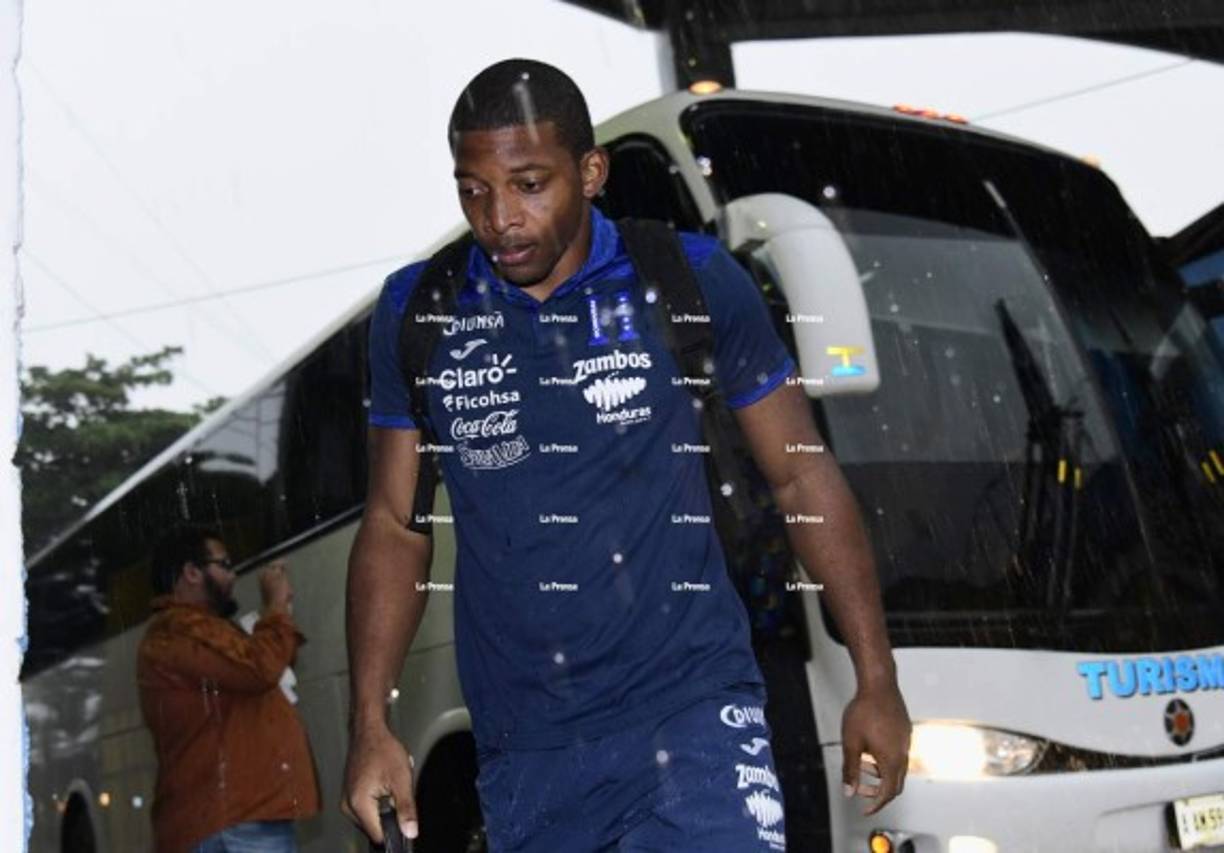 El portero Luis Buba López cuando se aprestaba a ingresar al camerino.