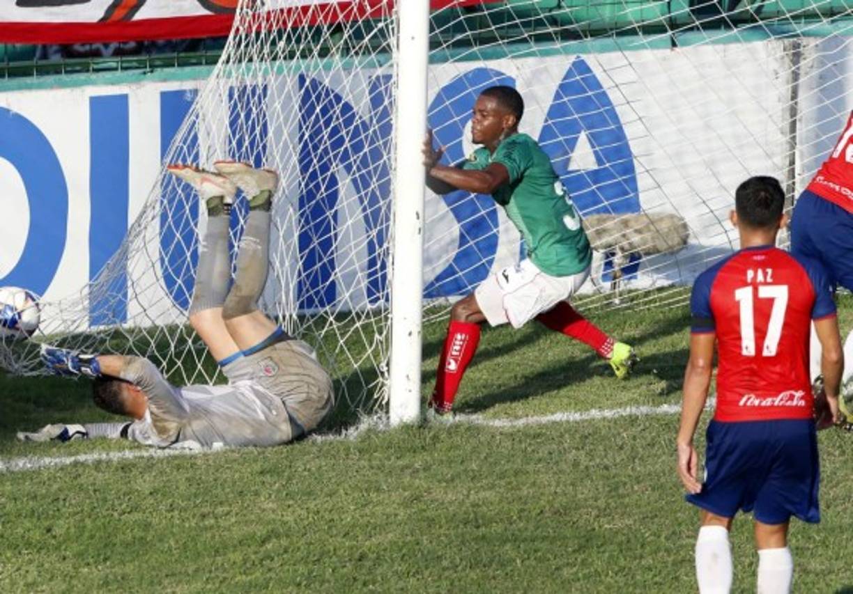 Edwin Solano al momento de hacer el 2-0 del Marathón y así quedó el portero olimpista Harold Fonseca.